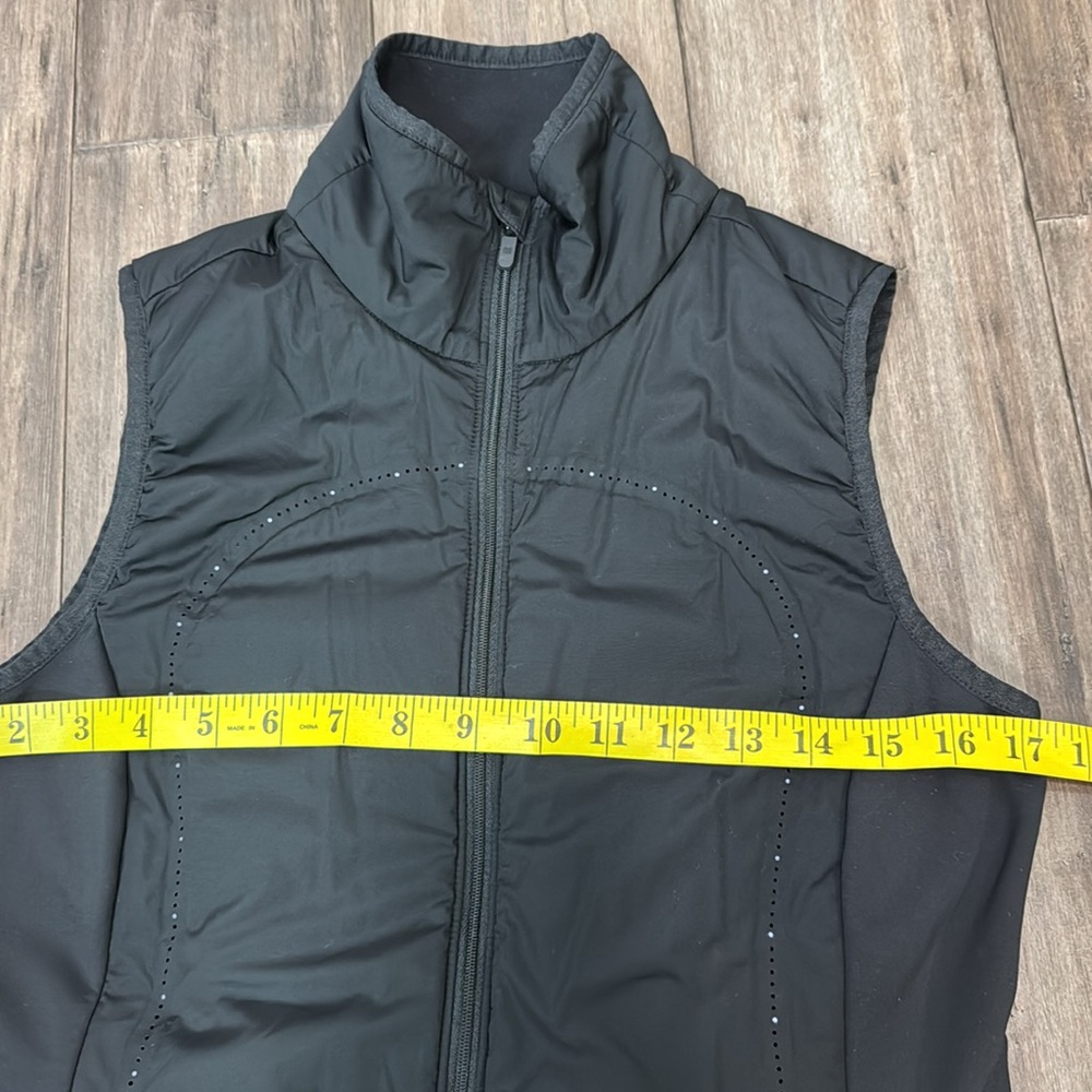 Lululemon down filled Black Sleeveless vest - Picture 6 of 7